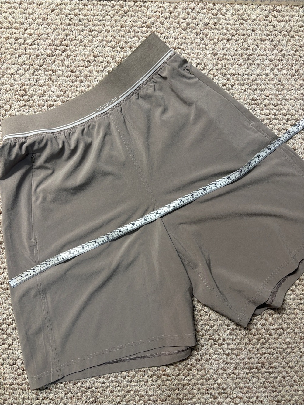 Swift Relaxed Short 9"
*Logo Waistband in Warm Ash Grey - Picture 6 of 6